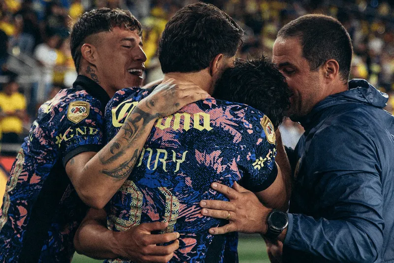 Andr&eacute; Jardine comemora com jogadores do Am&eacute;rica