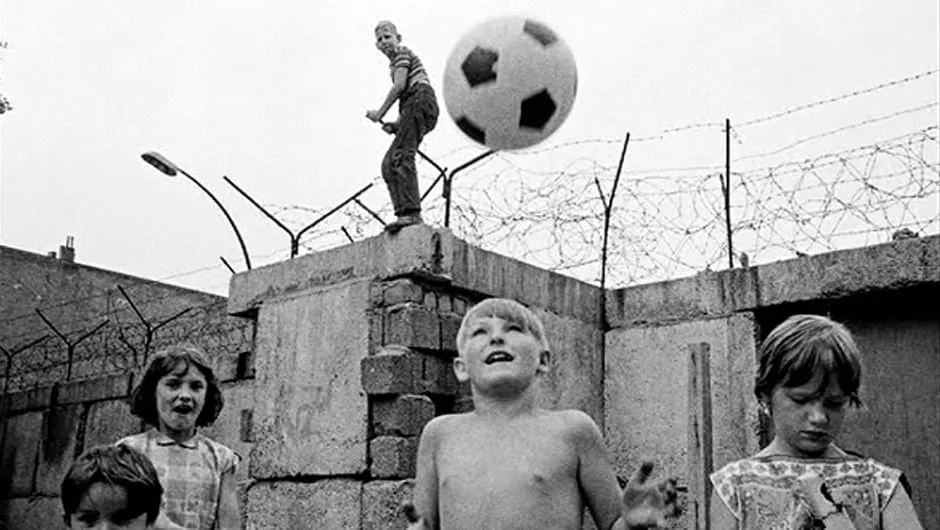 [Arquivo] A queda do Muro de Berlim faz 30 anos, e mostramos o que ela representou ao futebol