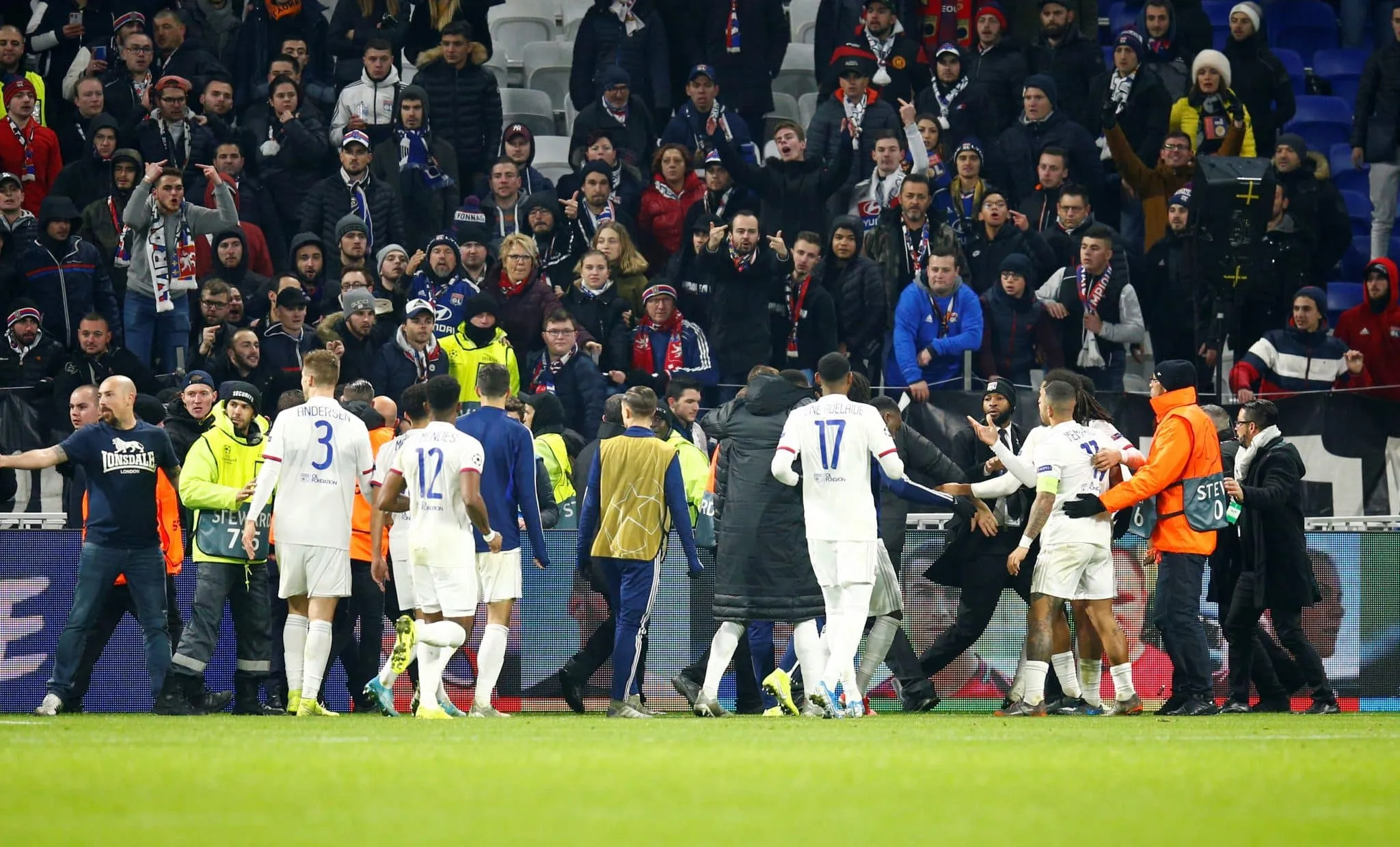 A classifica&ccedil;&atilde;o suada do Lyon terminou em uma grande confus&atilde;o entre jogadores e os pr&oacute;prios torcedores