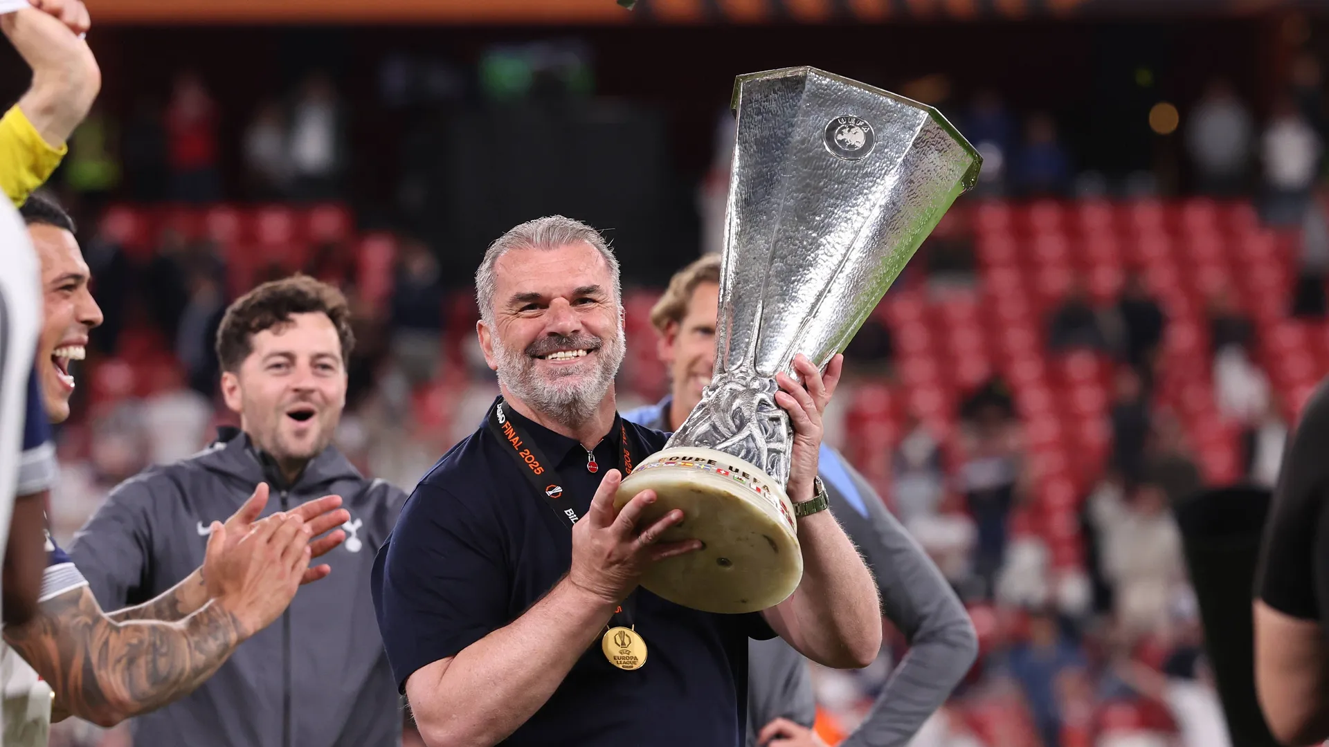 Ange Postecoglou comemora o t&iacute;tulo da Liga Europa (Foto: Imago)