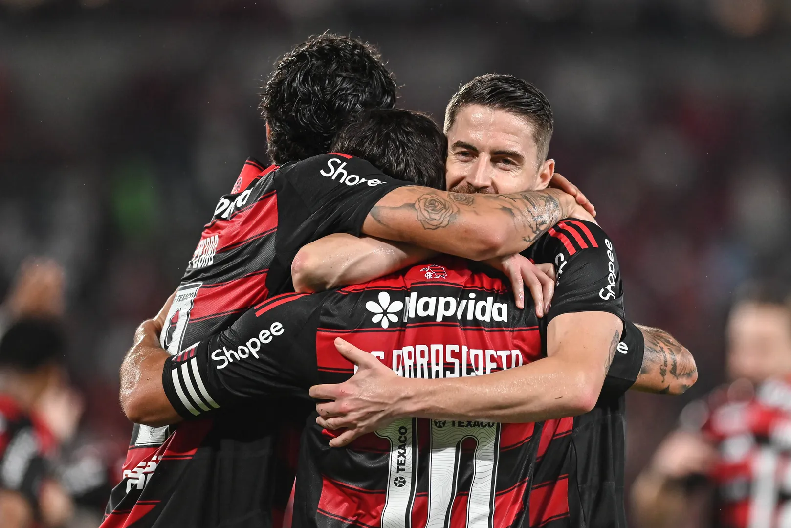 Jogadores do Flamengo celebram gol durante jogo contra o Vit&oacute;ria