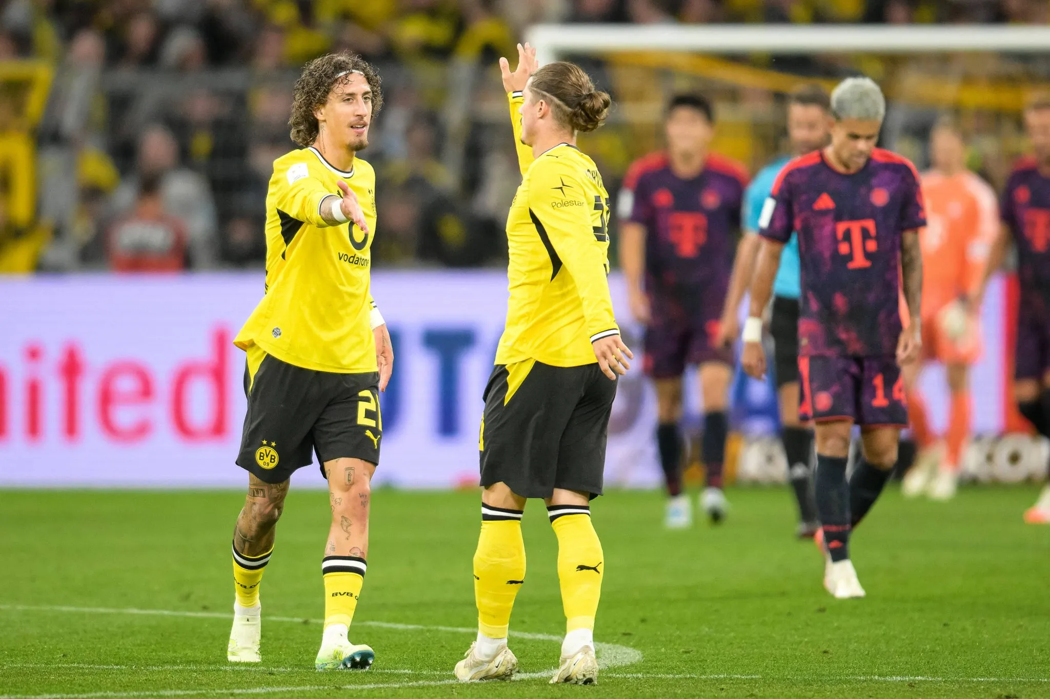 Fabio Silva e Sabitzer celebram gol do Dortmund