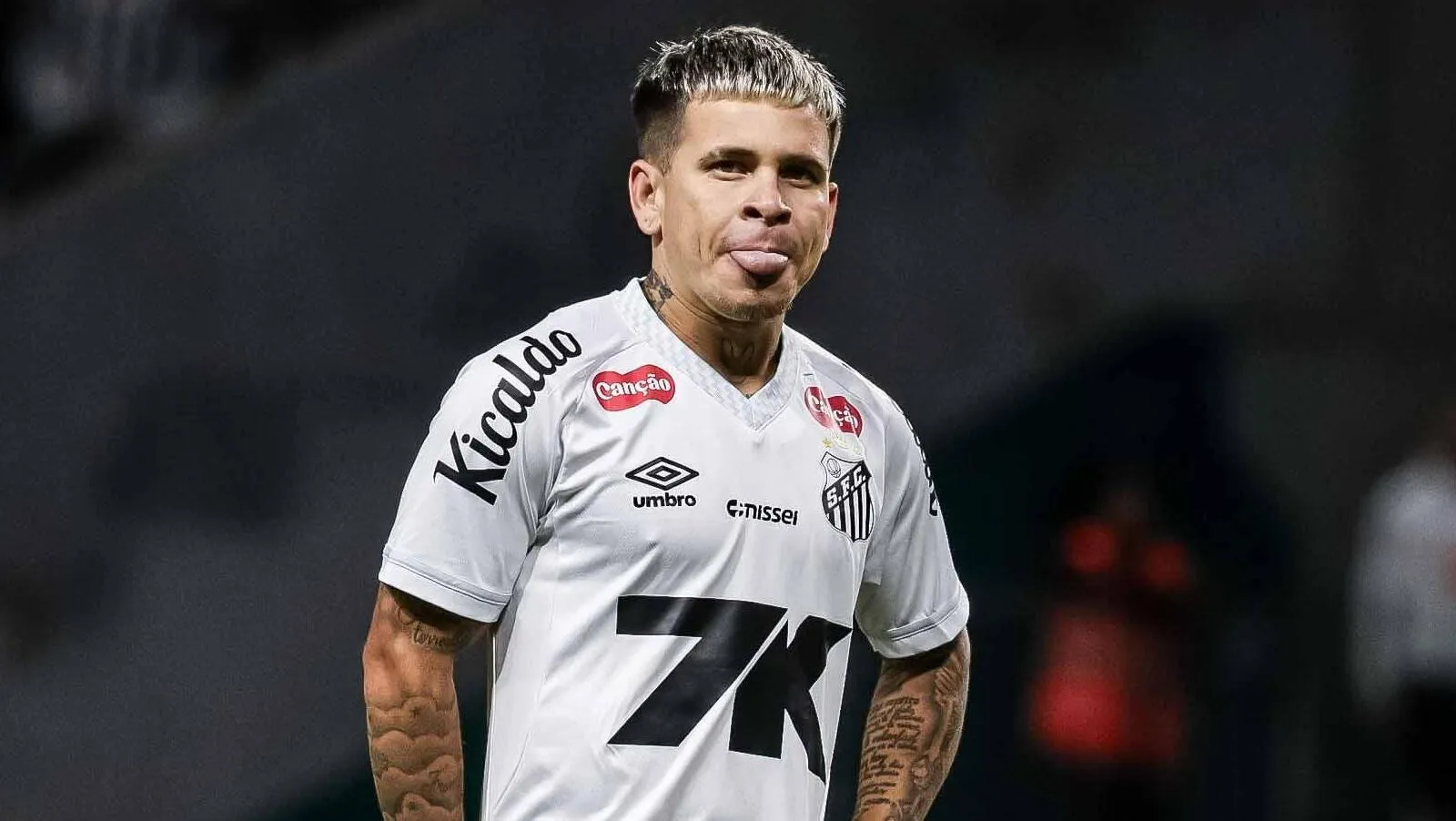 Soteldo mostrando a lingua contra o Cear&aacute;