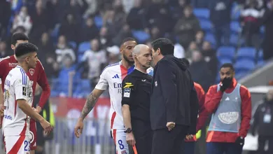 T&eacute;cnico do Lyon &eacute; expulso por encarar &aacute;rbitro e pode pegar gancho pesado