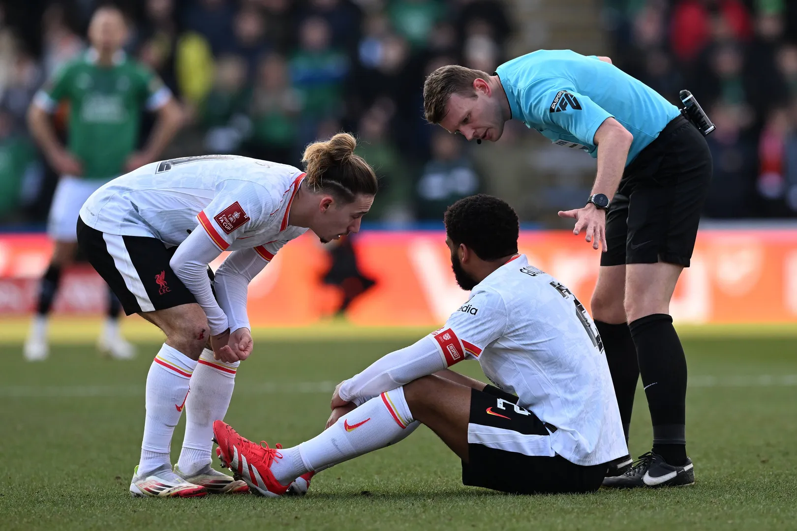 Joe Gomez sente les&atilde;o em jogo do Liverpool