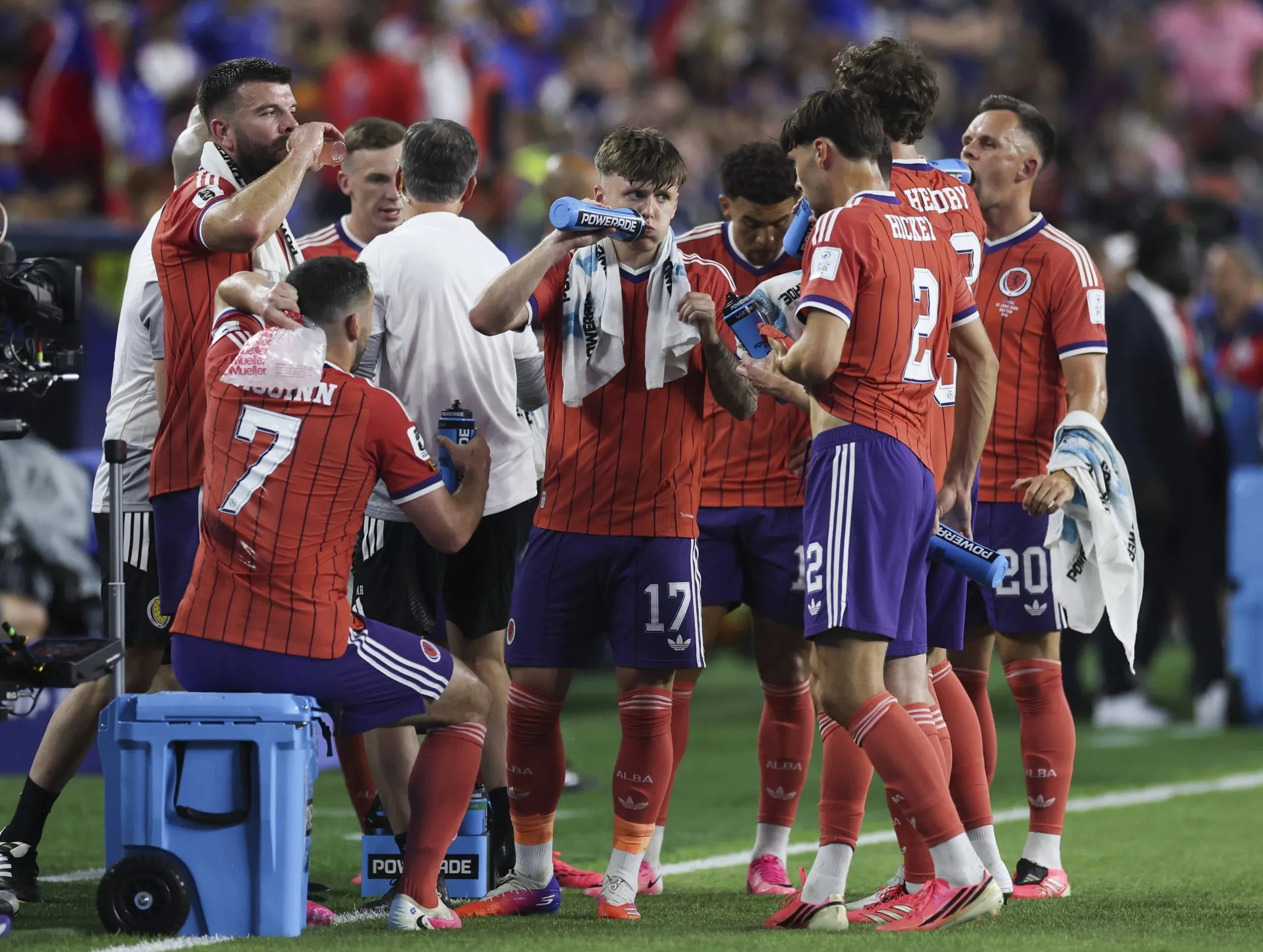 Sele&ccedil;&atilde;o da Esc&oacute;cia durante pausa para hidrata&ccedil;&atilde;o (Foto: IMAGO / Colorsport)