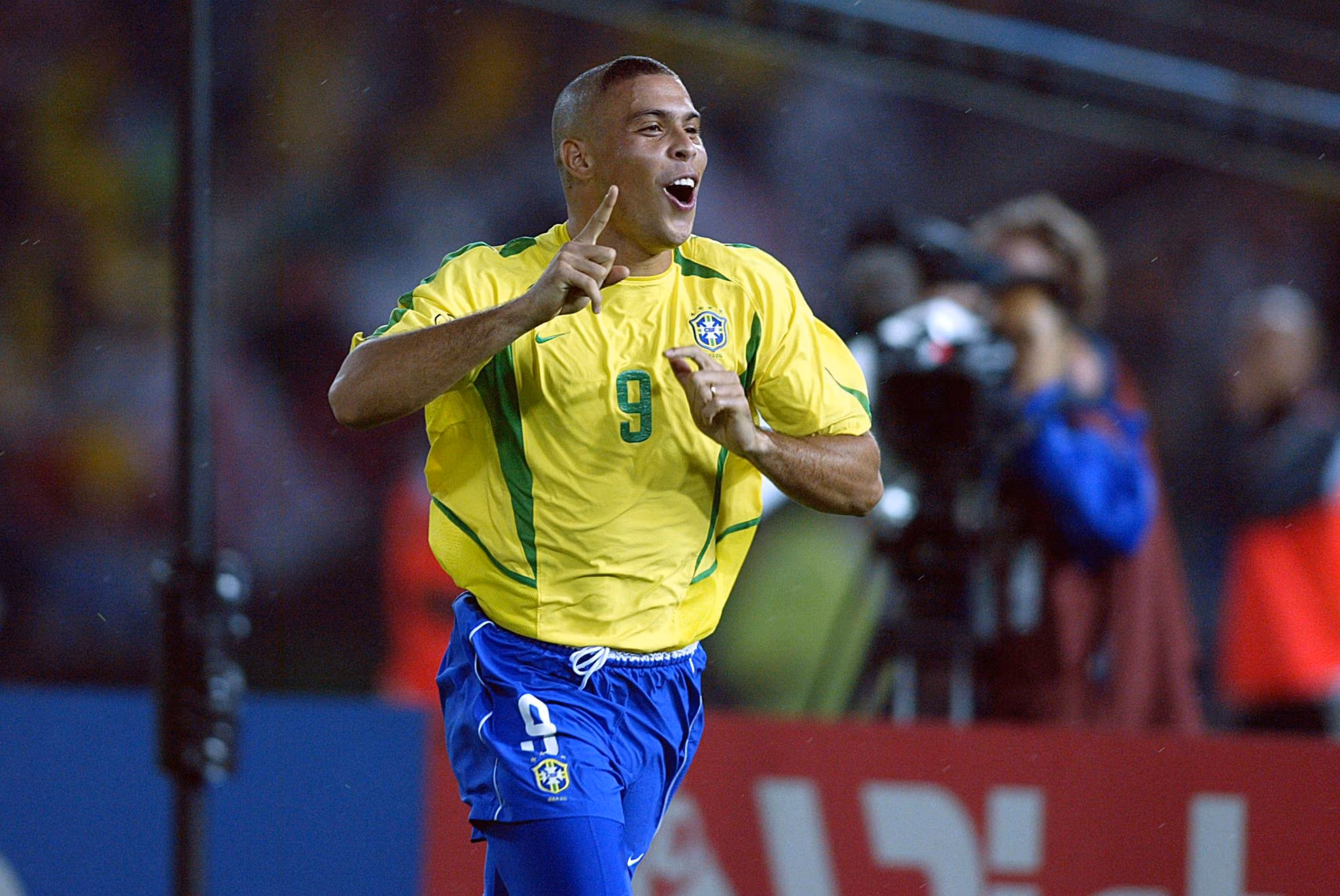 Ronaldo celebra gol pelo Brasil na final da Copa de 2002, diante da Alemanha