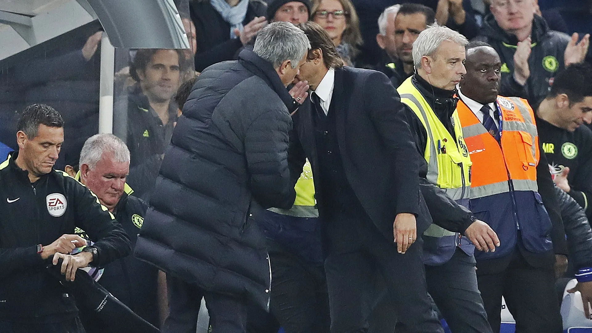 O que Mourinho disse a Conte ap&oacute;s o jogo e o que o t&eacute;cnico do Chelsea respondeu