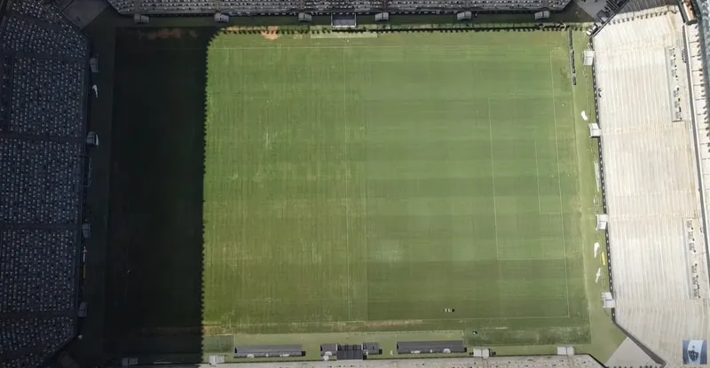 O gramado da Arena MRV visto de cima - o lado esquerdo &eacute; o que foi trocado 