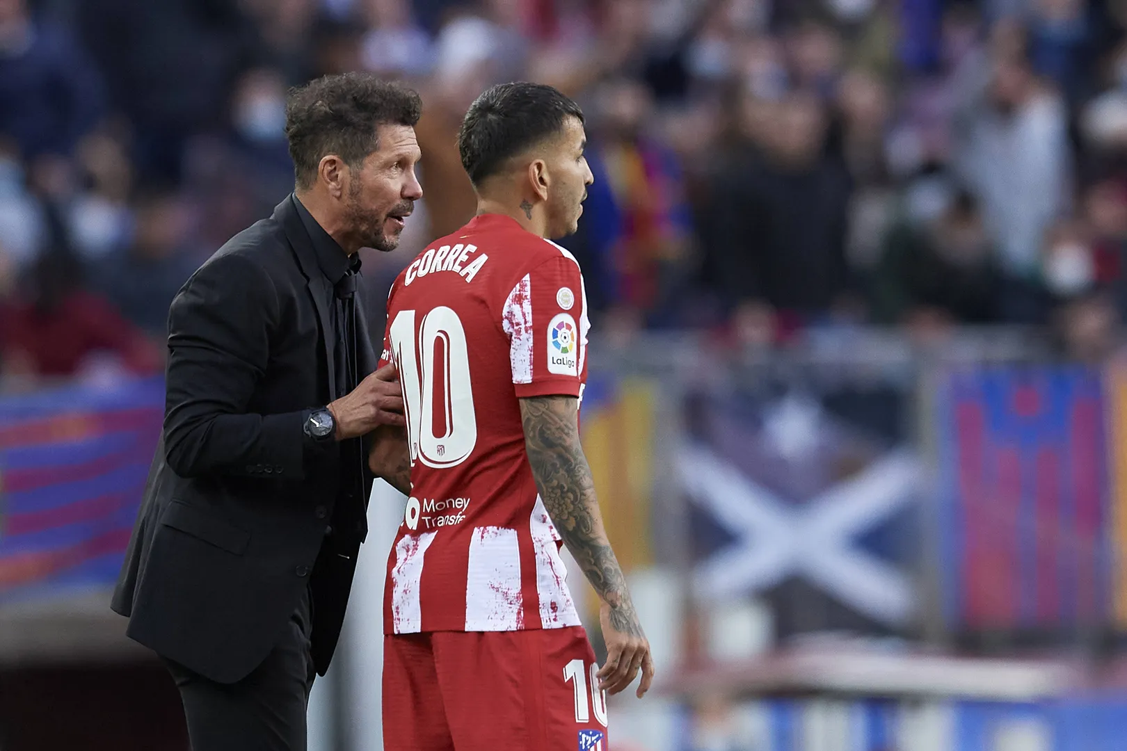 Diego Simeone d&aacute; instru&ccedil;&otilde;es a &Aacute;ngel Correa em jogo do Atl&eacute;tico de Madrid, em 2022