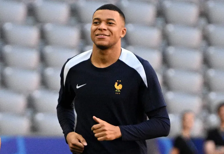 Kylian Mbapp&eacute; em treino pela Sele&ccedil;&atilde;o Francesa, julho de 2024. Foto: Icon Sport