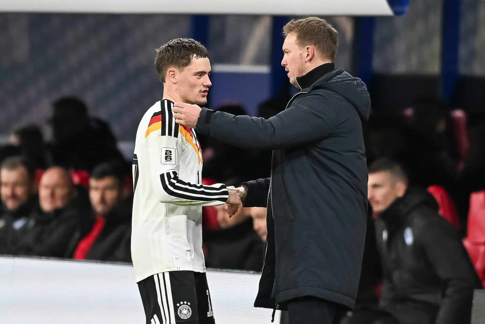 Wirtz e Nagelsmann se cumprimentam durante jogo da Alemanha