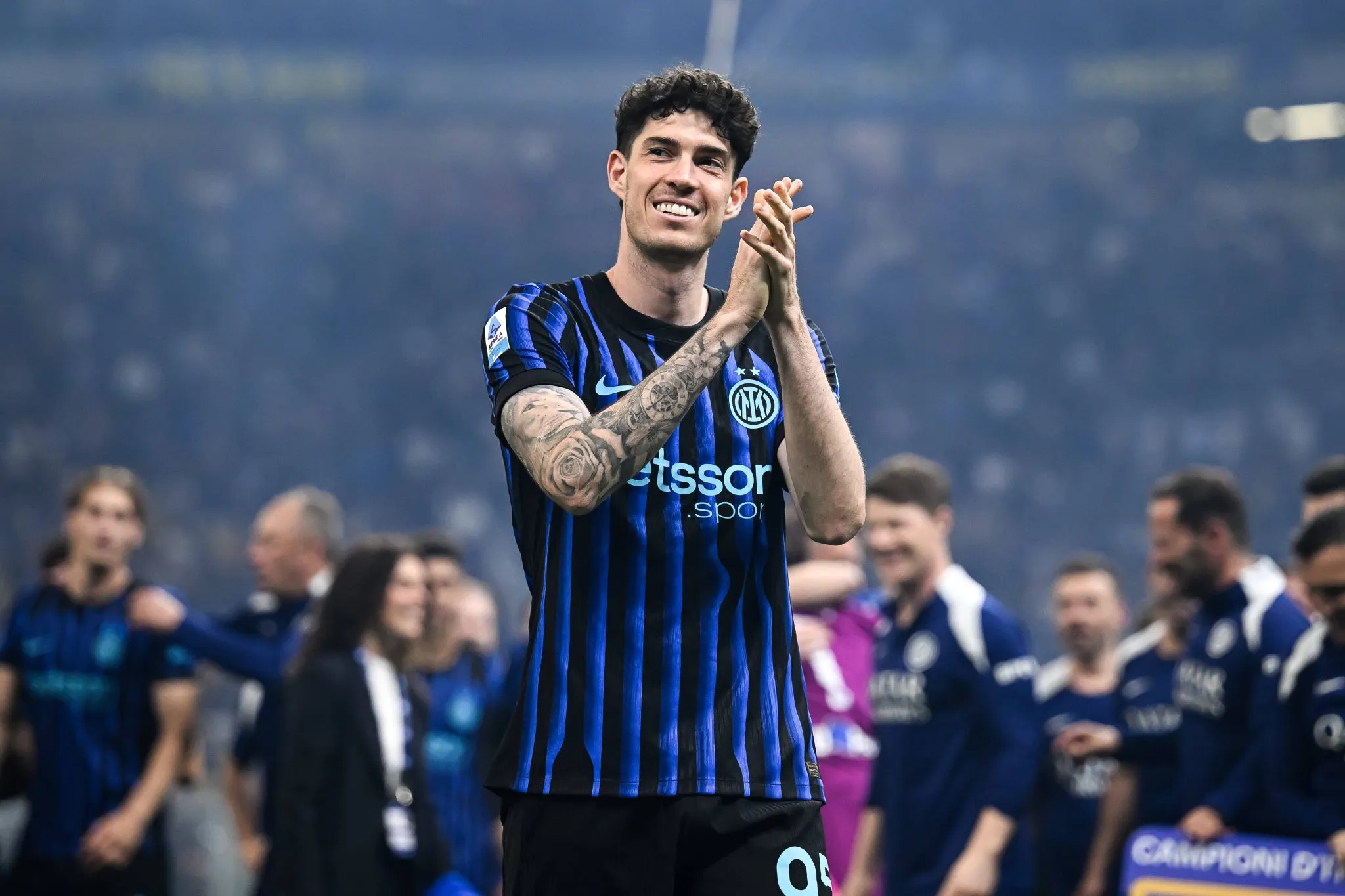 Bastoni aplaude torcida da Inter ap&oacute;s conquista do t&iacute;tulo italiano