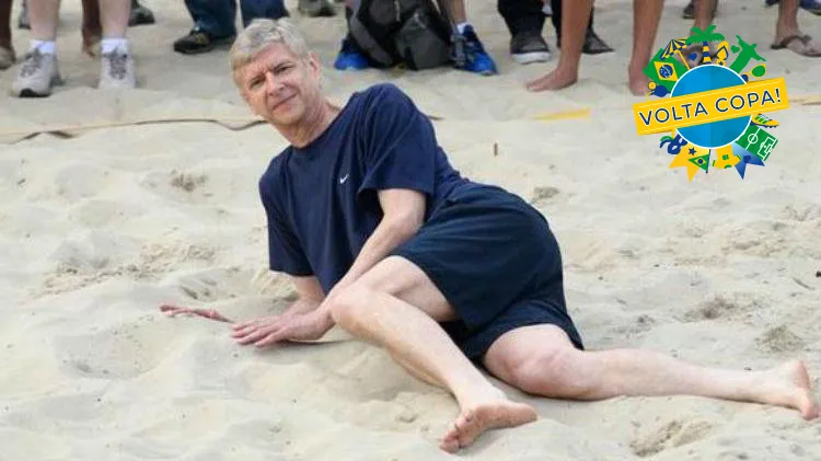 [Copa 2014, um ano] Ars&egrave;ne Wenger imita Van Persie jogando futev&ocirc;lei no Rio