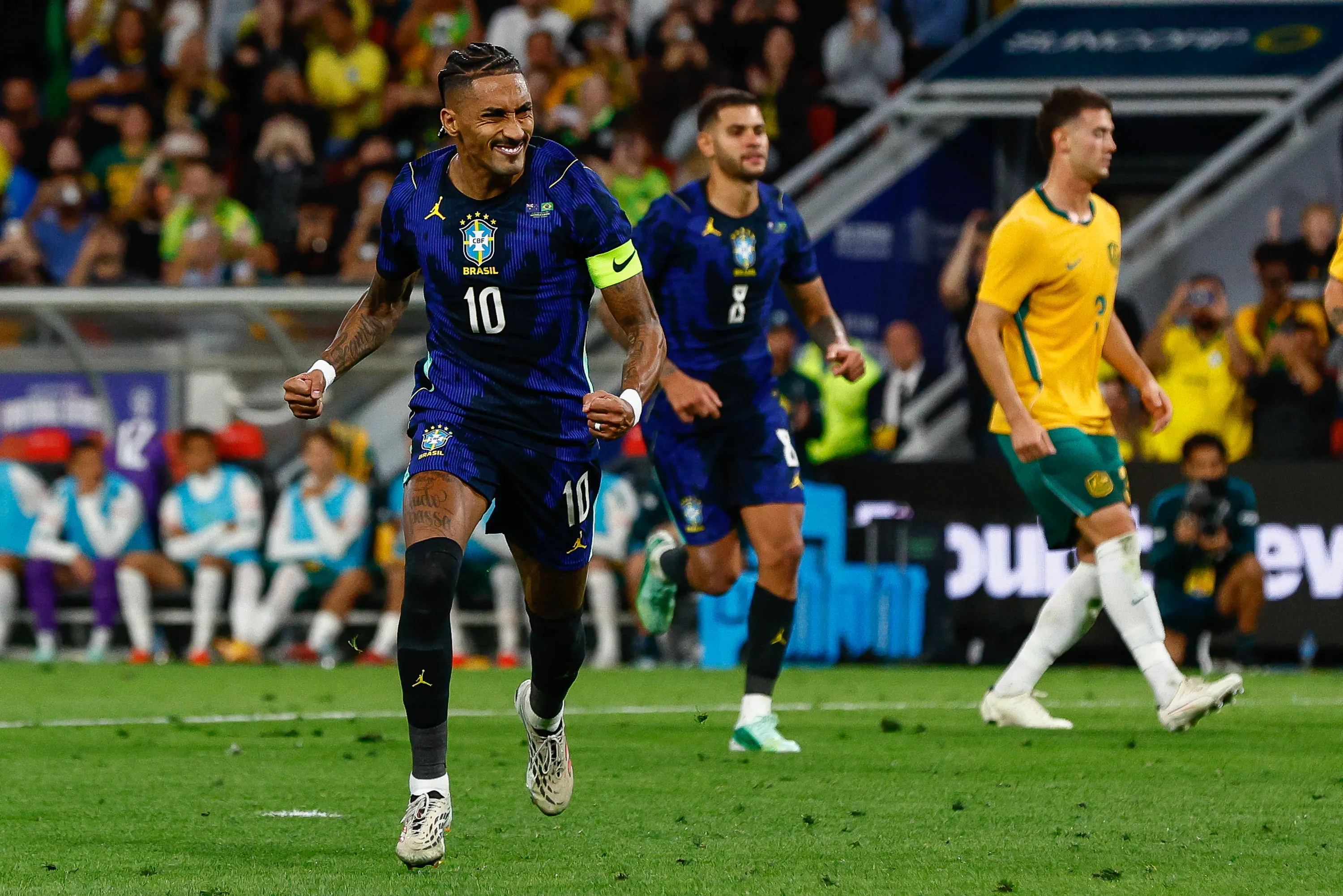 Raphinha comemora gol do Brasil sobre a Austr&aacute;lia