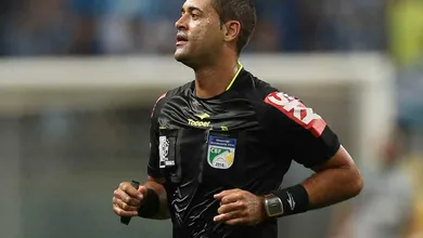 CBF admite erro em p&ecirc;nalti n&atilde;o marcado e afasta VAR de Corinthians x Gr&ecirc;mio (de novo)