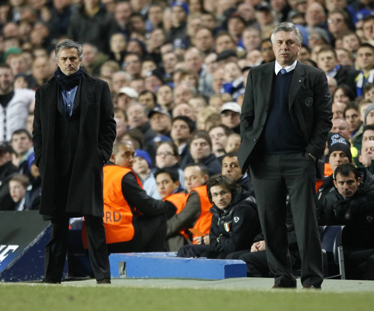 Jos&eacute; Mourinho e Carlo Ancelotti durante decis&atilde;o entre Internazionale x Chelsea na Champions League 2009/10 (Foto: Imago)