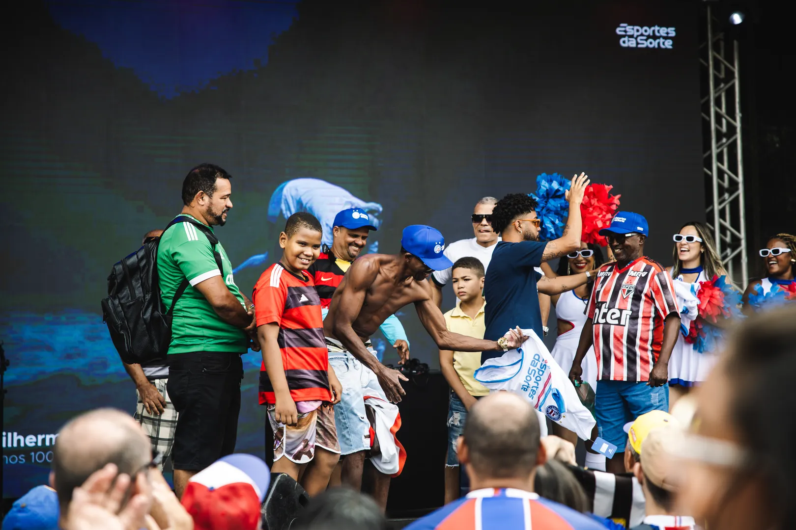 Torcedores do Bahia trocam de camisa em a&ccedil;&atilde;o do clube. Foto: Divulga&ccedil;&atilde;o ECBahia/ Let&iacute;cia Martins