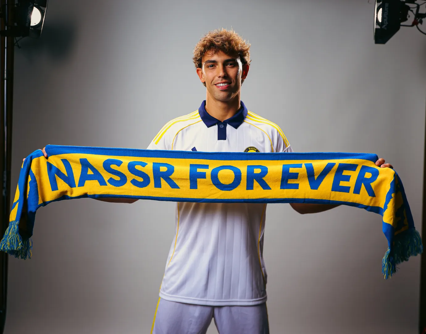 Jo&atilde;o F&eacute;lix posa com cachecol durante apresenta&ccedil;&atilde;o no Al-Nassr