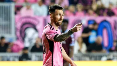 Ap&oacute;s homenagear outro her&oacute;i, Messi xinga e p&otilde;e dedo na cara de juiz em jogo do Inter Miami