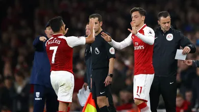 Acionista majorit&aacute;rio do Arsenal, Kroenke quer convencer &Ouml;zil e S&aacute;nchez a ficarem