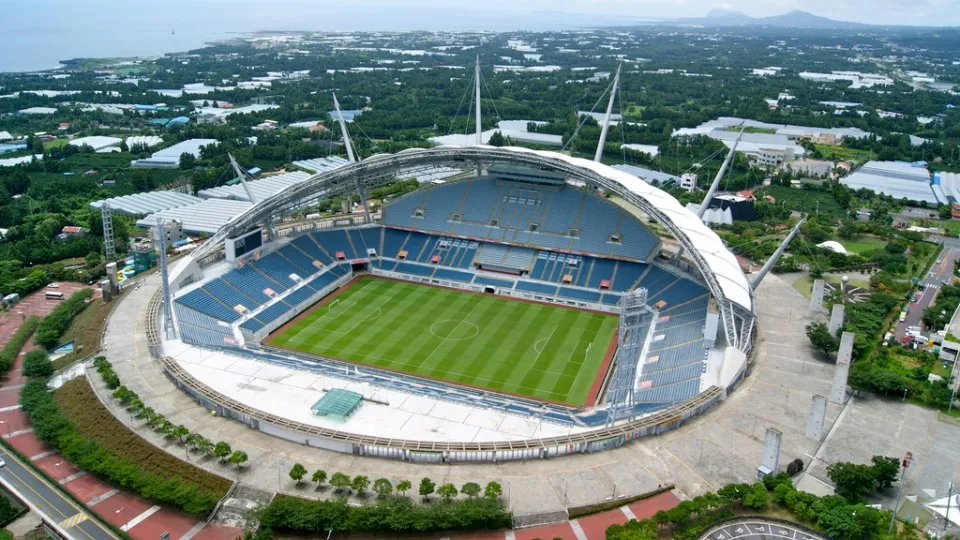 &ldquo;Est&aacute;dio mais bonito do mundo&rdquo; ficou quatro anos sem uso e ainda d&aacute; preju&iacute;zo