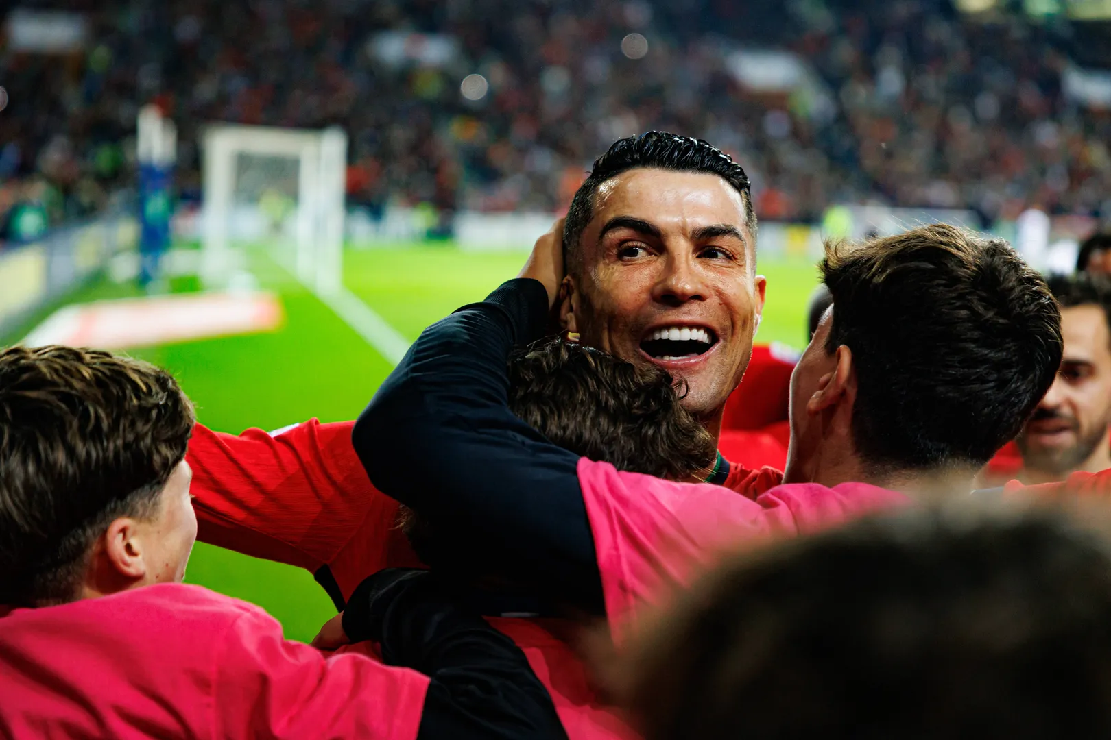 Foto: (Imago) - Cristiano Ronaldo, nos bra&ccedil;os dos portugueses