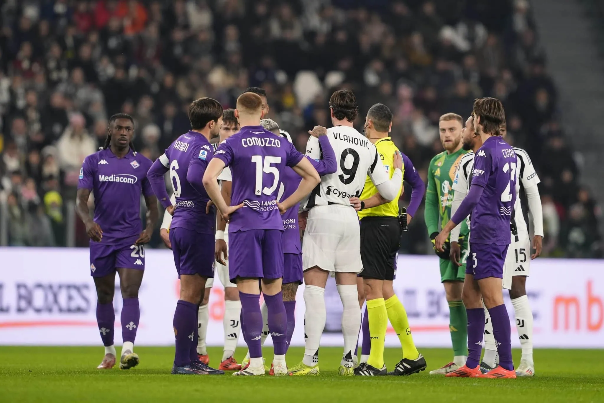 Jogo entre Juventus e Fiorentina &eacute; paralisado por c&acirc;nticos racistas