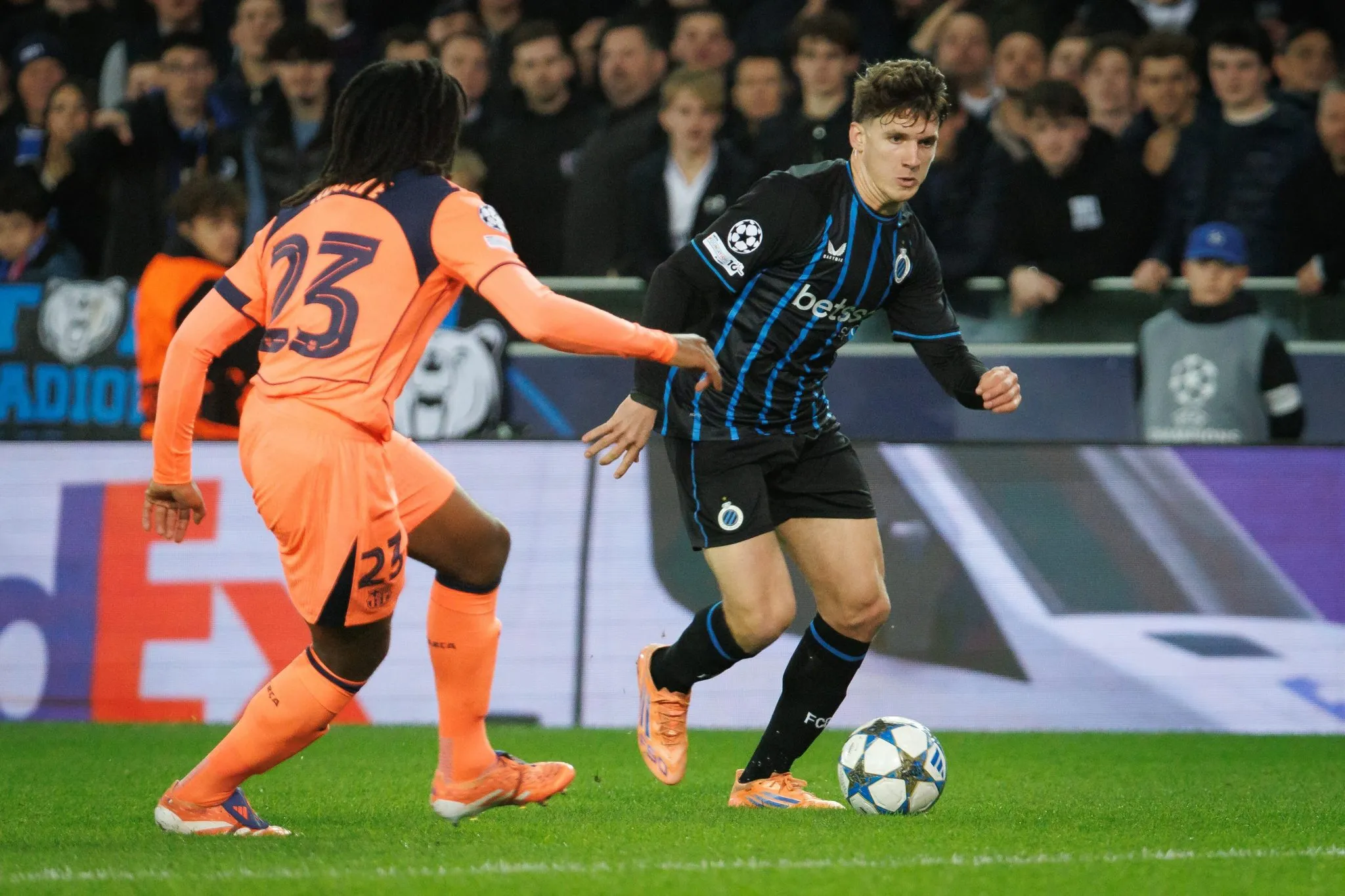Tzolis em duelo contra o Barcelona, pela Champions League. Foto: Icon Sport/BELGA PHOTO KURT DESPLENTER