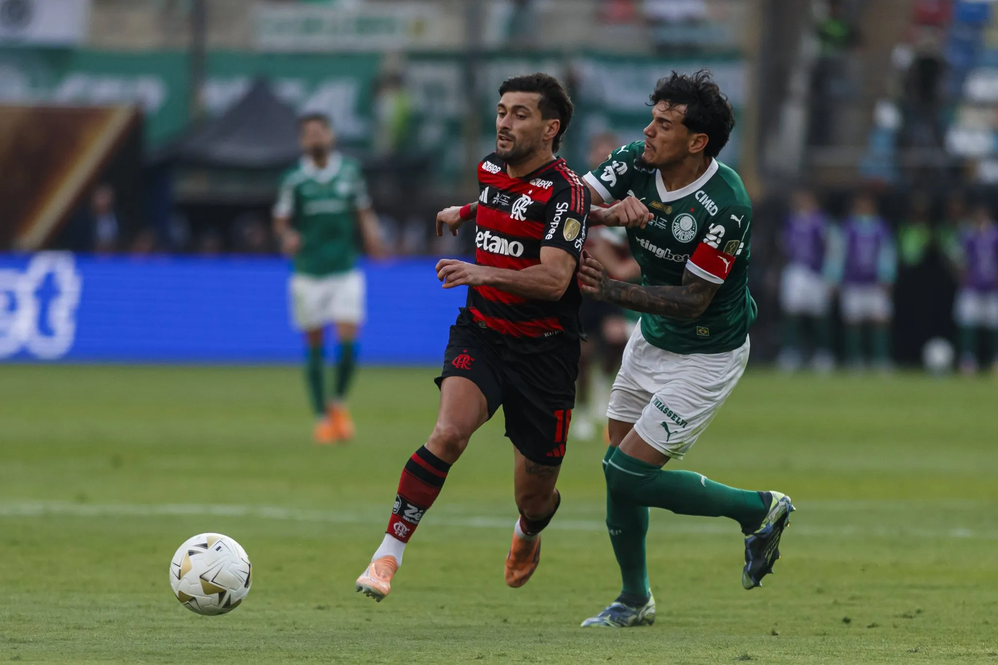 Arrascaeta e Gustavo G&oacute;mez disputam a bola na final da Libertadores 2025 entre Flamengo e Palmeiras