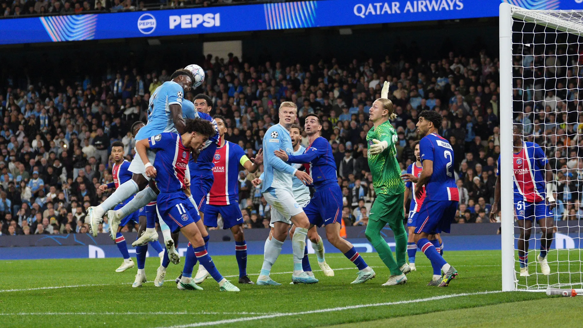 Marc Gu&eacute;hi, zagueiro do Manchester City, ganha um cabeceio durante a partida contra o Paris Saint-Germain pela segunda rodada da Champions League, no Etihad Stadium, em Manchester, na Inglaterra, em 14 de outubro de 2026.