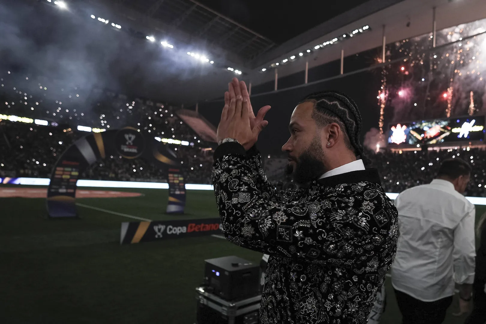 Foto: (Imago) - Memphis Depay conhece torcida do Corinthians na Neo Qu&iacute;mica Arena