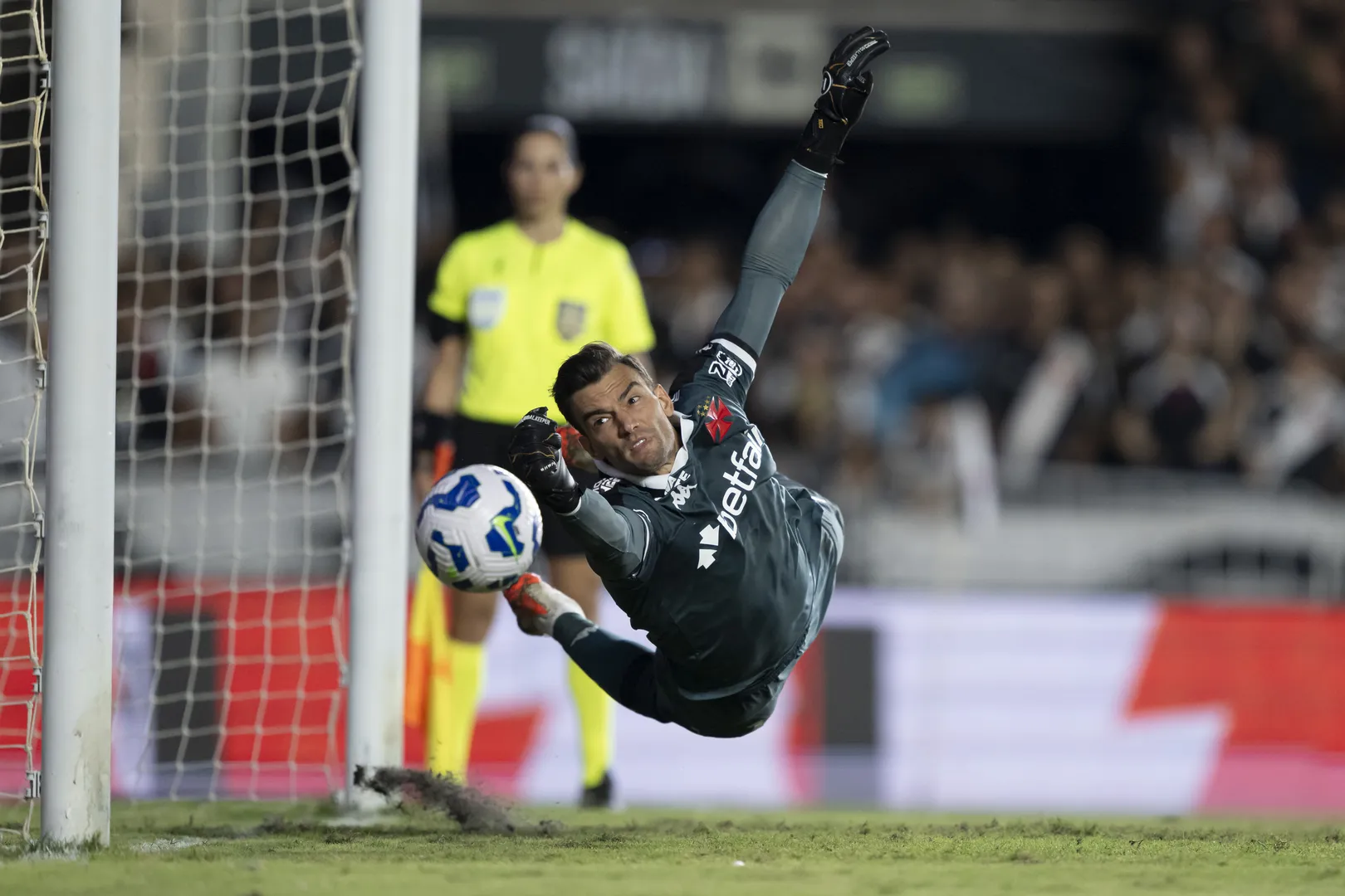 L&eacute;o Jardim defendeu tr&ecirc;s p&ecirc;naltis (Foto: Icon Sport)