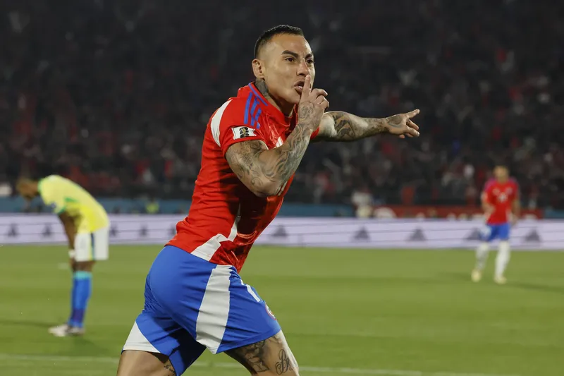 Vargas celebra gol em jogo contra a sele&ccedil;&atilde;o brasileira