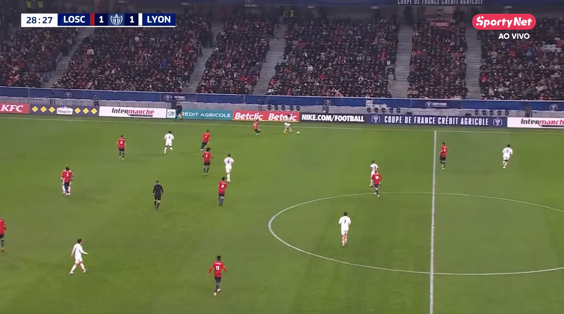 Endrick atuou aberto pela direita em estreia Lyon, mas com liberdade para flutuar para dentro com apoio de Maitland-Nailes
