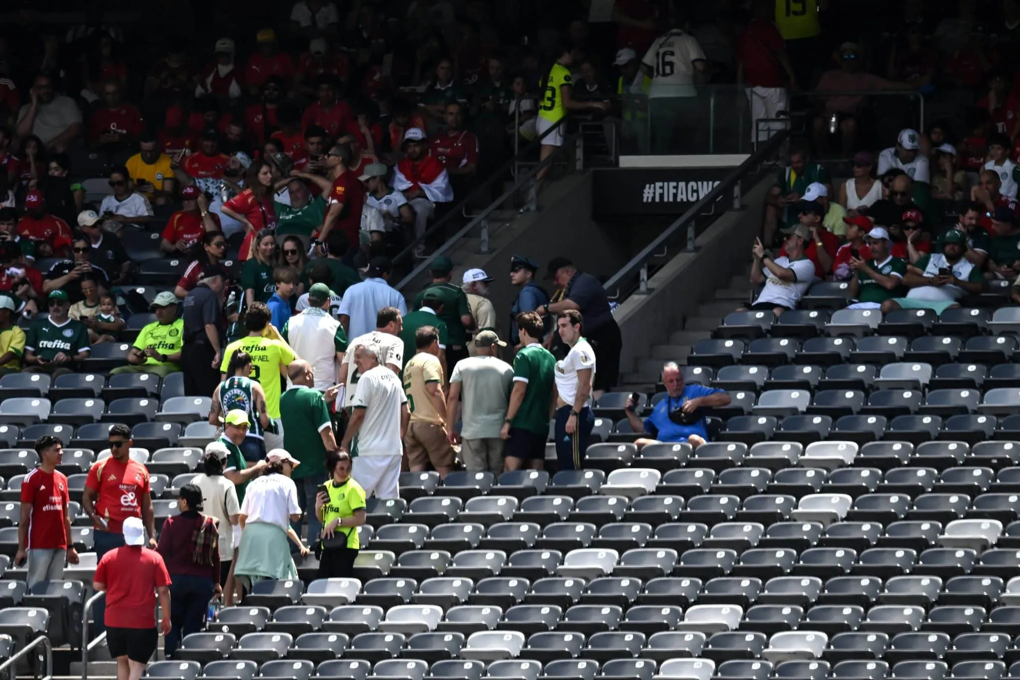 Antes da chuva? Entenda protocolo clim&aacute;tico que interrompeu jogo do Palmeiras no Mundial