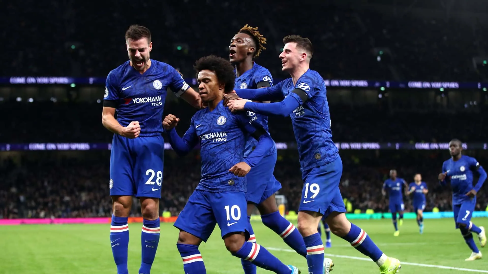 Liderado por Willian, Chelsea reagiu na hora certa e venceu o Tottenham