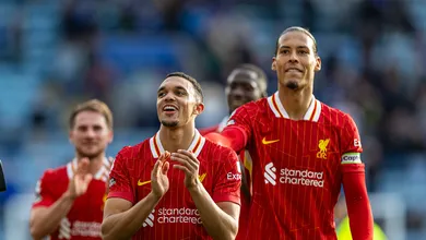 Van Dijk d&aacute; dica sobre futuro de Arnold e indica que ele ainda pode ficar no Liverpool