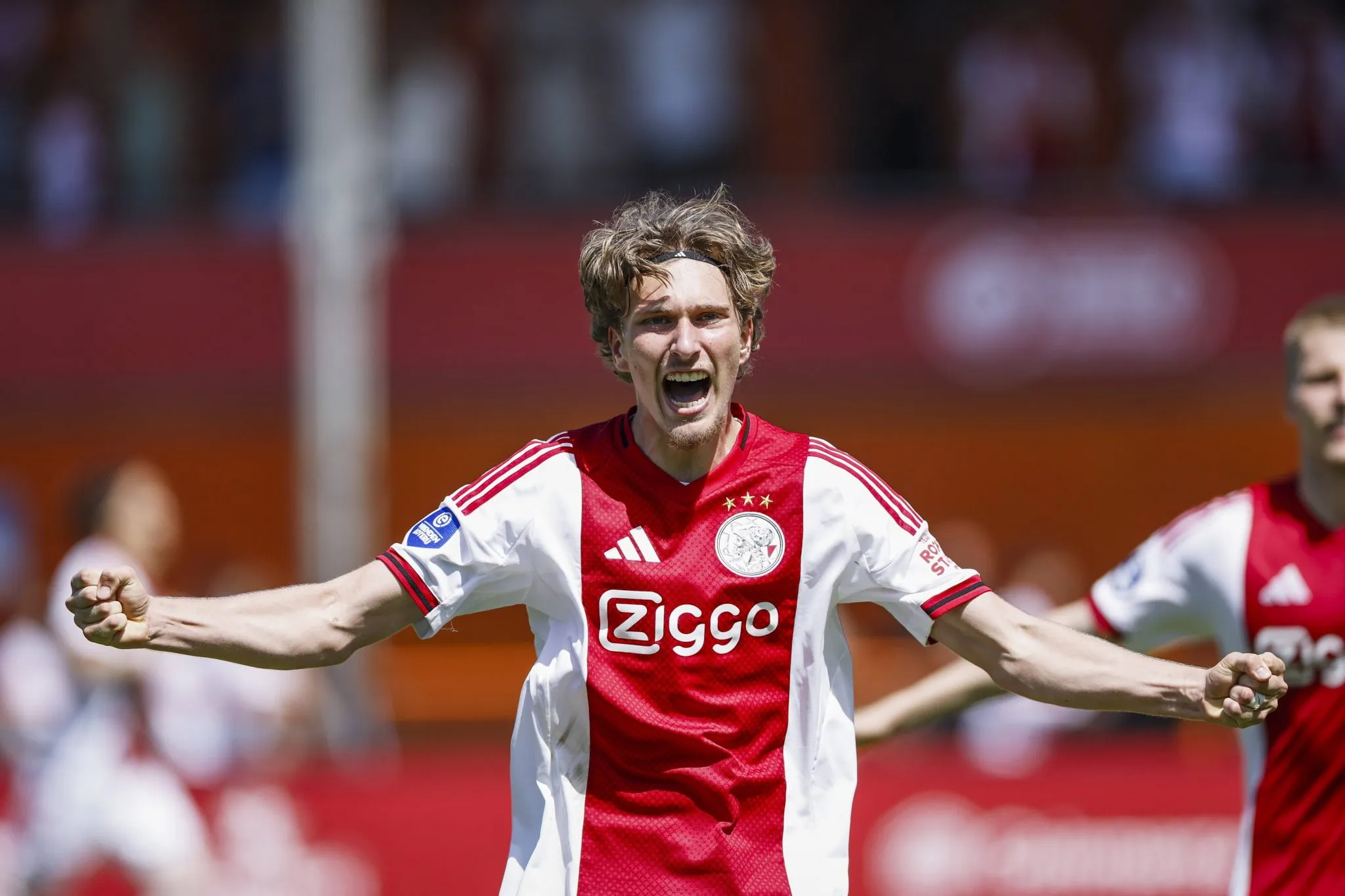 Mika Godts celebra gol pelo Ajax