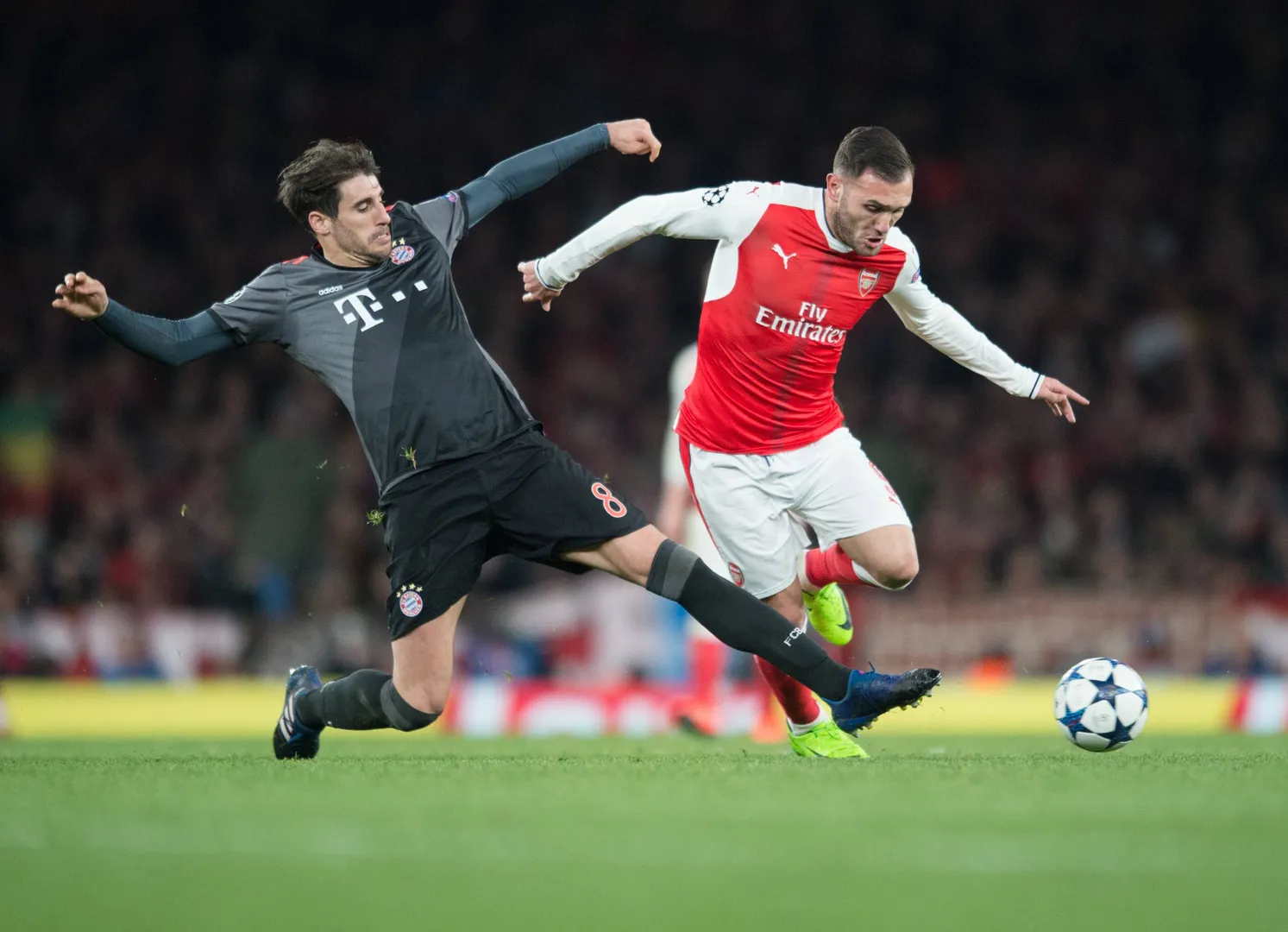 Lucas P&eacute;rez e Javi Mart&iacute;nez em dividida durante partida entre Arsenal e Bayern de Munique, em 2017