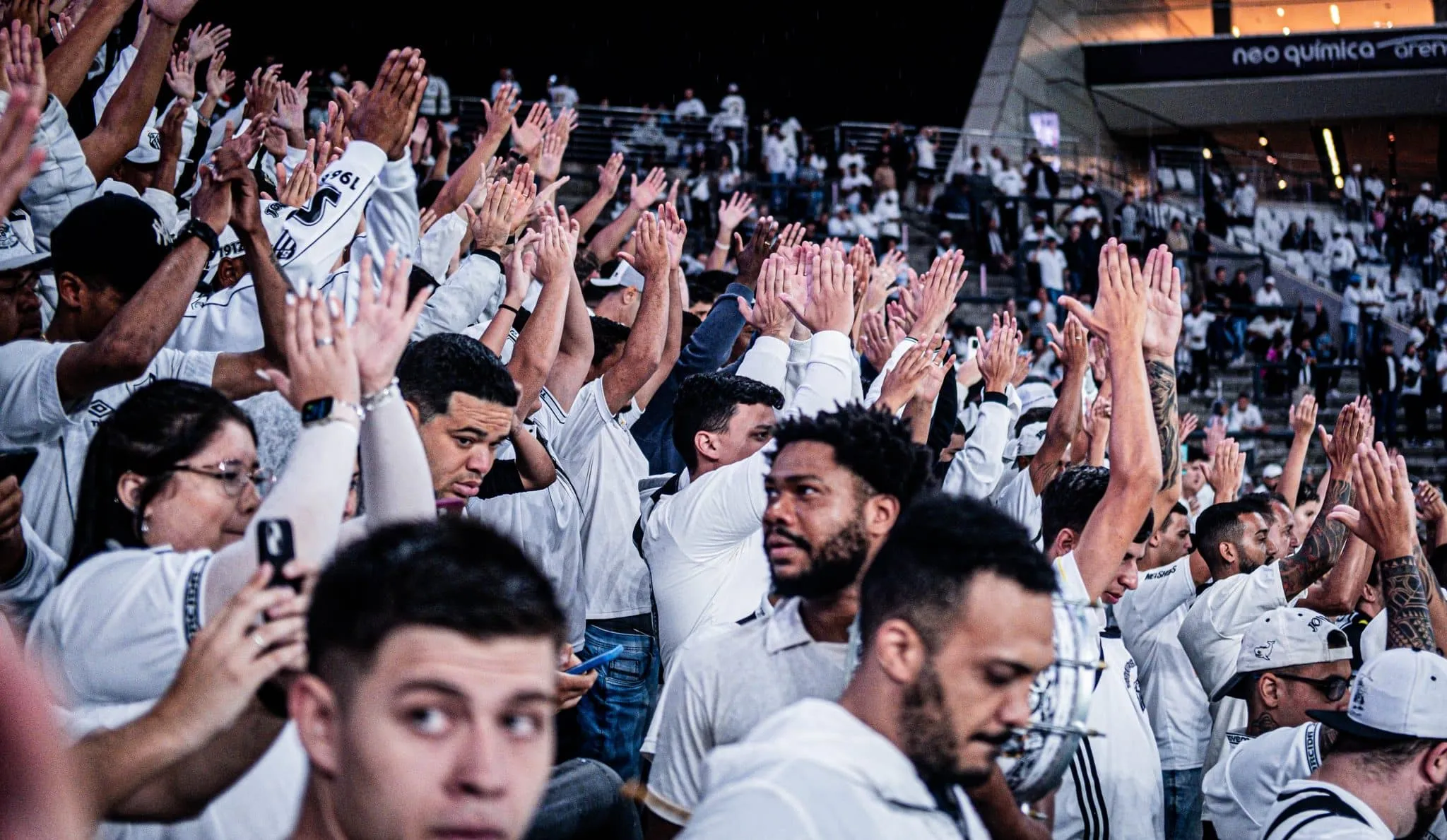 Torcida do Santos se rende &agrave; Neo Qu&iacute;mica Arena
