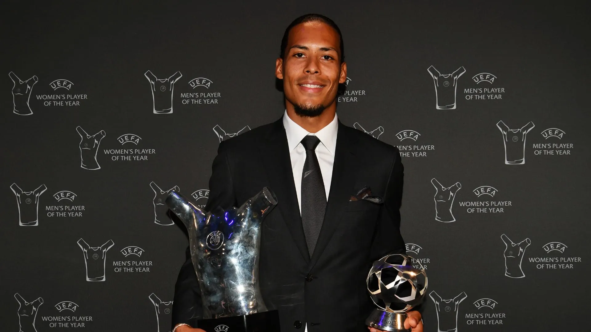 Van Dijk &eacute; o primeiro zagueiro a ser eleito o melhor jogador da Europa