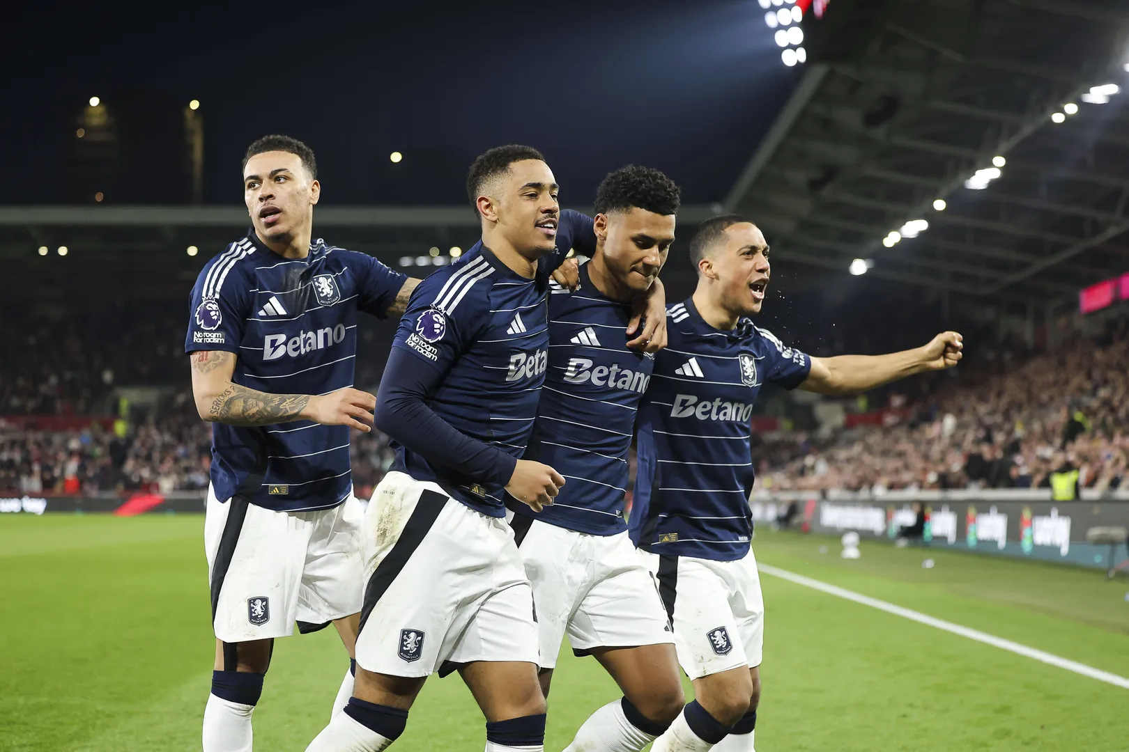 Elenco do Aston Villa comemora gol