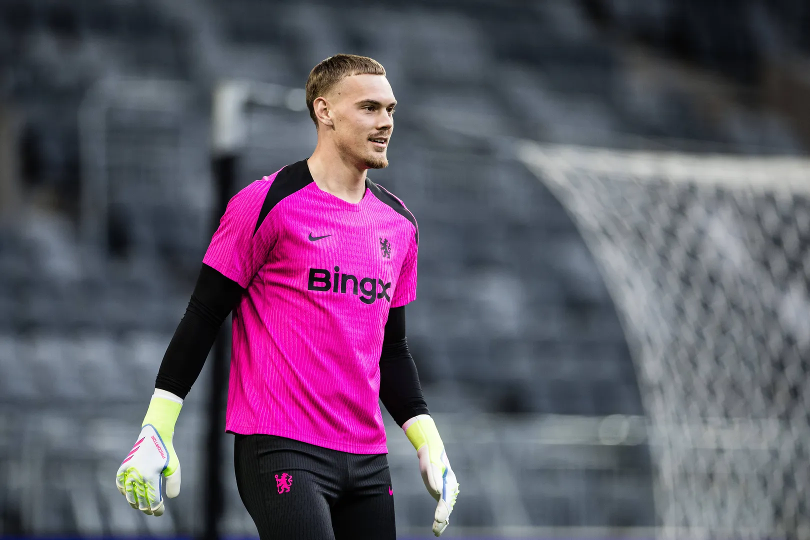 Filip Jorgensen durante treino do Chelsea