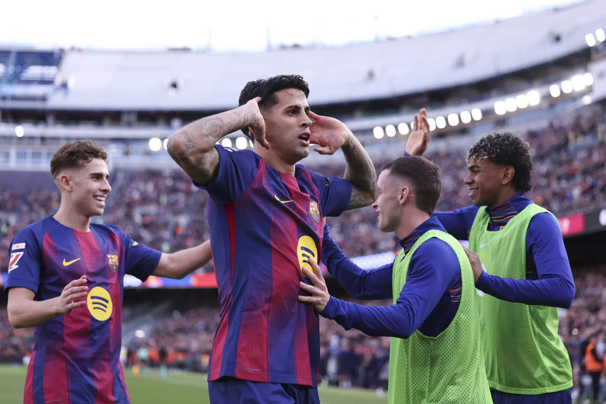 Cancelo celebra gol pelo Barcelona