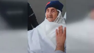 Nem uma cama de hospital impediu essa vov&oacute; de 100 anos de conhecer o novo est&aacute;dio do Besiktas