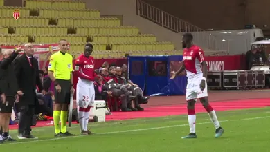 Bakayoko viu a placa e sa&iacute;a para ser substitu&iacute;do, mas s&oacute; depois se tocou que n&atilde;o veste mais a 14