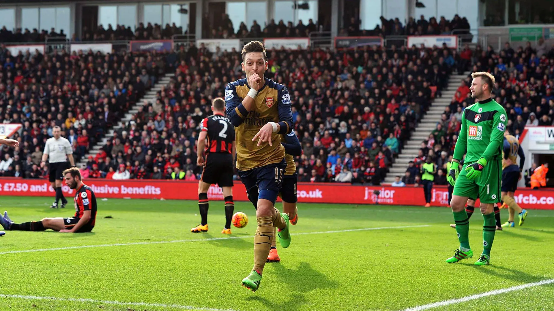 Gol de &Ouml;zil, de p&eacute; direito, enchendo o p&eacute;? Teve isso e vit&oacute;ria do Arsenal