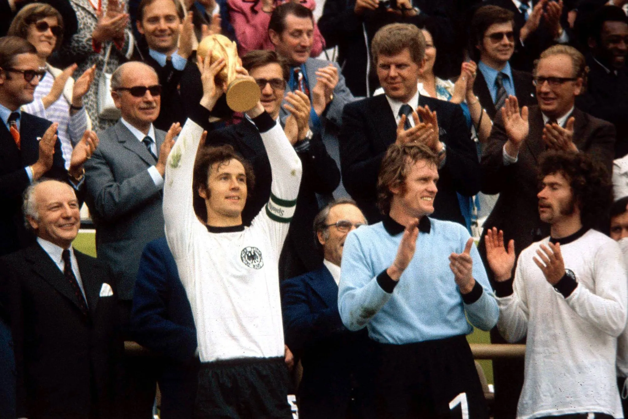 Franz Beckenbauer ergue a ta&ccedil;a da Copa do Mundo pela Alemanha Ocidental em 1974
