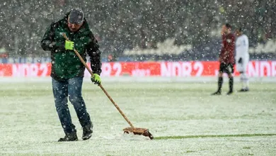 O melhor zagueiro do Leverkusen foi a neve, que impediu um gol certo do Hannover em cima da linha